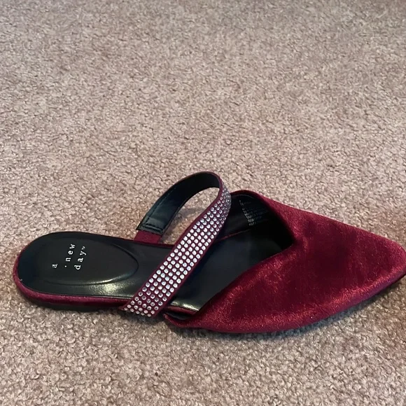 Maroon velvet shoes - Picture 3 of 4